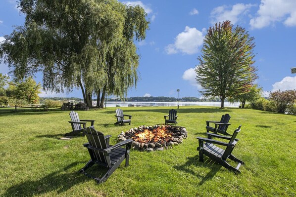Property grounds - Grandmas Cozy Cottage on Lincoln Lake (Gowen)