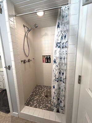 Hair dryer, towels - Grandmas Cozy Cottage on Lincoln Lake (Gowen)