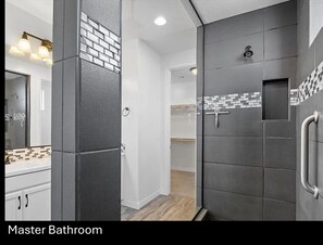 Douche, séchoir à cheveux, serviettes fournies, savon
