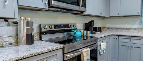 Jääkaappi, mikroaaltouuni, uuni, liesi