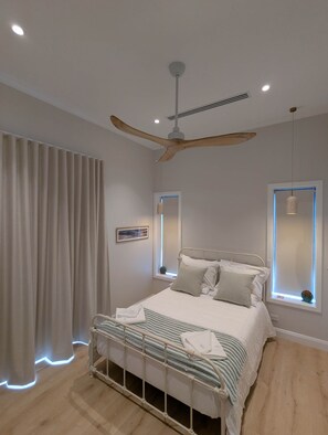 2 dormitorios, tabla de planchar con plancha, cuna de viaje