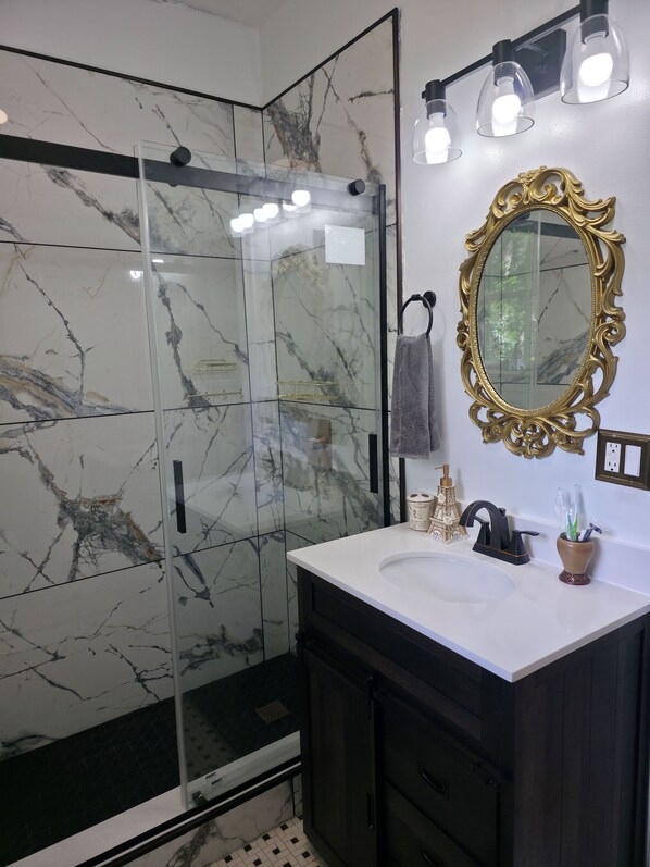 Shower, hair dryer, towels, soap - Duck Pond Getaway (Gainesville)