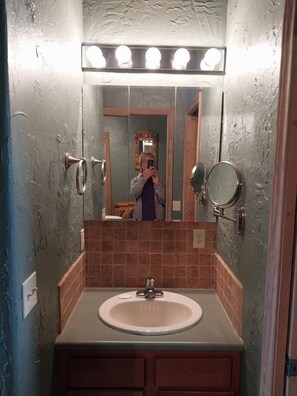 Towels, soap, toilet paper - Wonderful 3-bedroom house in Boncarbo CO. Perfect for Hunters. (Boncarbo)