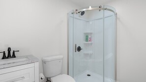 Sèche-cheveux, serviettes fournies, savon, papier toilette