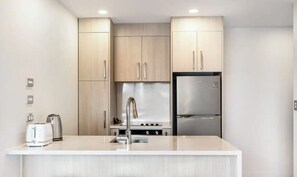 Four à micro-ondes, un four, surface de cuisson, lave-vaisselle