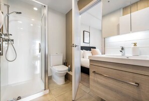 Douche, sèche-cheveux, serviettes fournies, savon