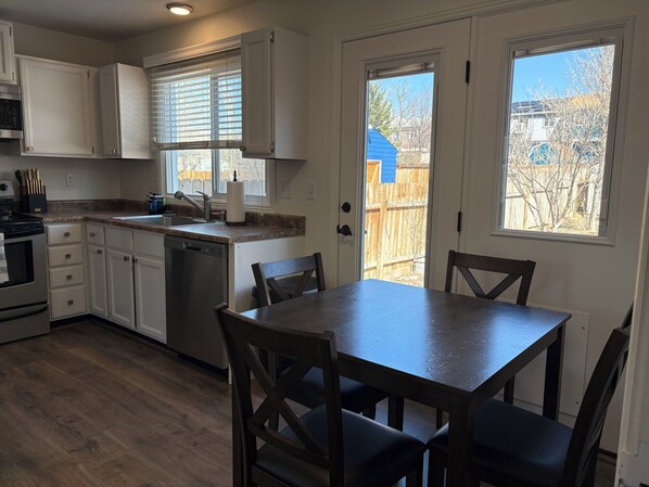 ميكروويف، فرن، موقد طهي مسطح، غسالة أطباق