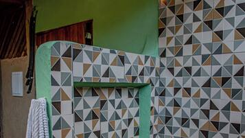 Serviettes fournies, papier toilette