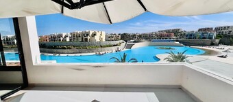 Modern 3BR Escape - Panoramic Lagoon & Sea View