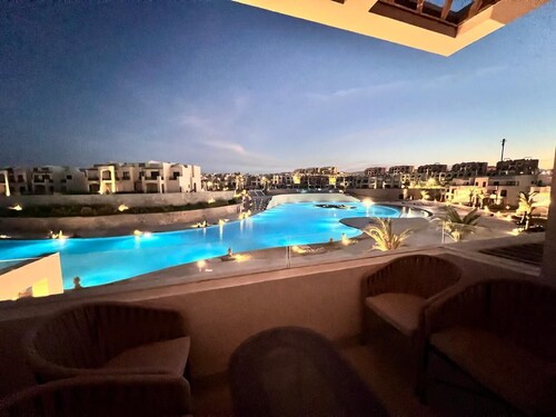 Modern 3BR Escape - Panoramic Lagoon & Sea View