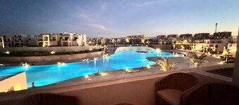 Modern 3BR Escape - Panoramic Lagoon & Sea View