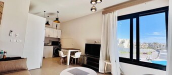 Modern 3BR Escape - Panoramic Lagoon & Sea View