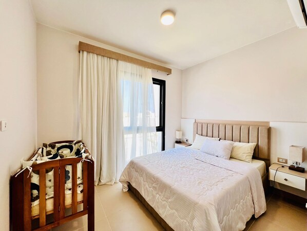 3 Schlafzimmer, Schreibtisch, Bügeleisen/Bügelbrett, Reisekinderbett