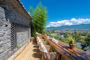 Outdoor dining - Lijiang Muyuntang View Hotel (Lijiang)