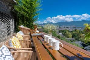 Outdoor dining - Lijiang Muyuntang View Hotel (Lijiang)