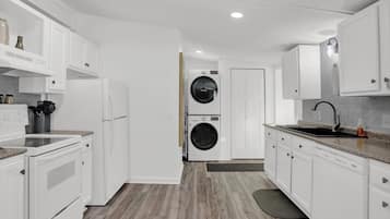 Een magnetron, een oven, een kookplaat, een vaatwasser