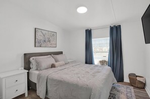 3 bedrooms, iron/ironing board, free WiFi, bed sheets - Grand Slam Getaway at Grand Park (Westfield)