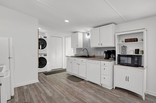 Een microgolfoven, een oven, een kookplaat, een vaatwasser