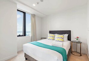 2 bedrooms, iron/ironing board, WiFi, bed sheets - Modern 2 Bedroom Apartment ~ 1 minute to Skytower (Auckland)