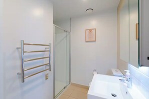 Ducha, secador de pelo, toallas y jabón