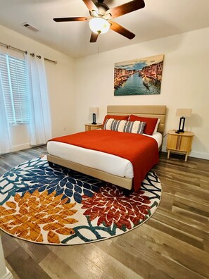 2 Schlafzimmer, Schreibtisch, Bügeleisen/Bügelbrett, Reisekinderbett