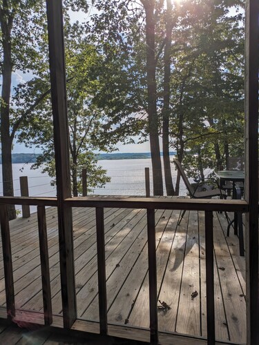 Lovely 3-bedroom cottage with beautiful Kentucky lake views in Big Sandy.