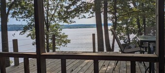 Lovely 3-bedroom cottage with beautiful Kentucky lake views in Big Sandy.