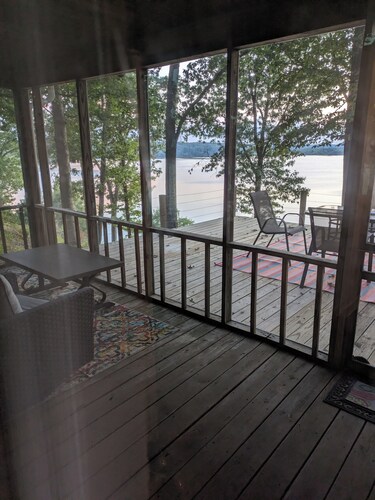 Lovely 3-bedroom cottage with beautiful Kentucky lake views in Big Sandy.