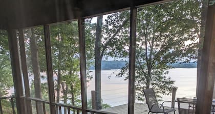 Lovely 3-bedroom cottage with beautiful Kentucky lake views in Big Sandy.