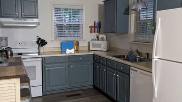 Microondas, horno, parrilla de estufa y lavavajillas