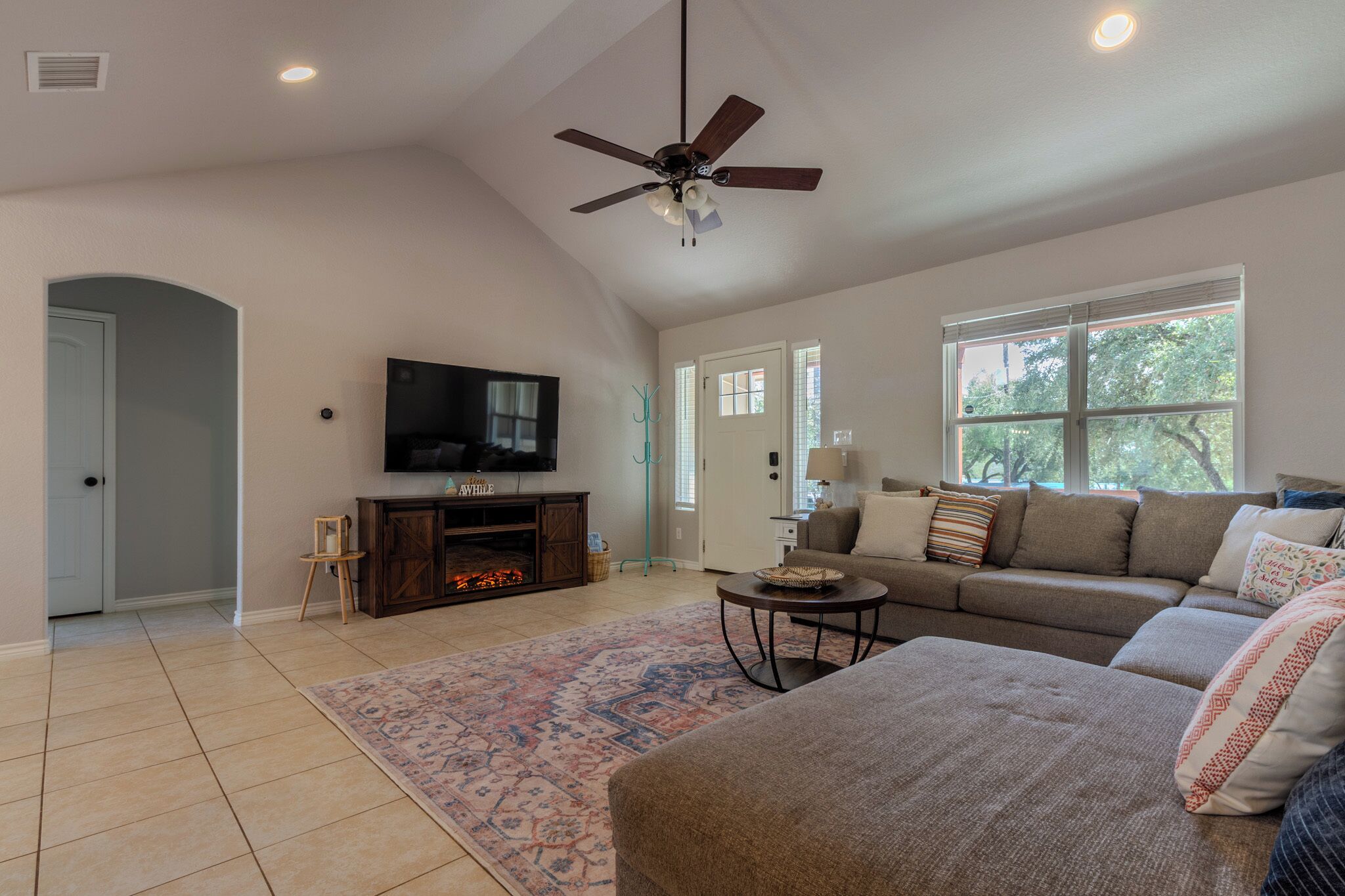 Smart TV, chimenea y libros 