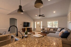 Smart TV, fireplace, books - King-Queen-Bunk + Fireplace + Games + Dog & Family Friendly + Fenced Yard (Canyon Lake)