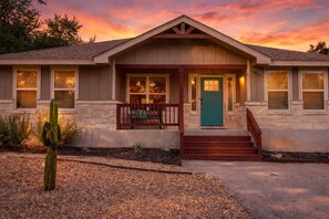 Exterior - King-Queen-Bunk + Fireplace + Games + Dog & Family Friendly + Fenced Yard (Canyon Lake)