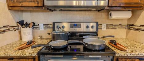 Een koelkast, een microgolfoven, een oven, een kookplaat