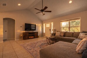 Smart TV, fireplace, books - King-Queen-Bunk + Fireplace + Games + Dog & Family Friendly + Fenced Yard (Canyon Lake)