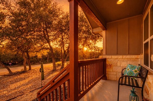 Peaceful Retreat + Games + Dog & Family Friendly + Fenced Yard + Fireplace