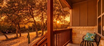 Peaceful Retreat + Games + Dog & Family Friendly + Fenced Yard + Fireplace