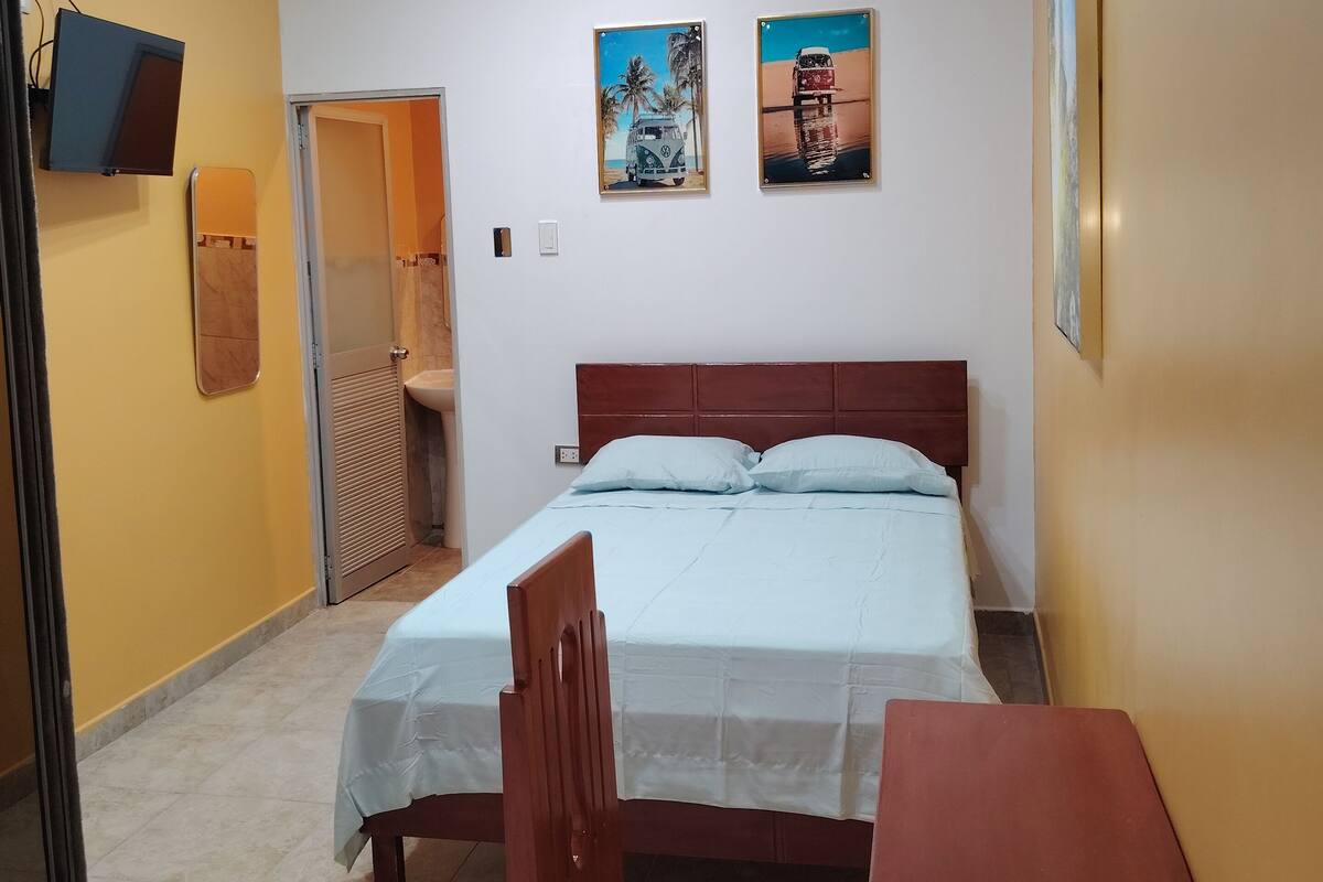 Habitación con 1 cama matrimonial o 2 individuales, vista a la ciudad | Escritorio, espacio para trabajar con laptop y insonorización 