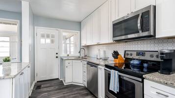 Refrigerador, microondas, horno y parrilla de estufa