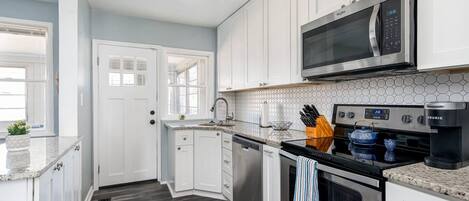 Frigorífico, microondas, horno y placa de cocina