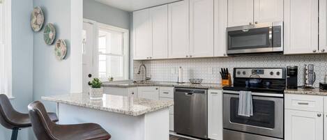 ثلاجة، ميكروويف، فرن، موقد طهي مسطح