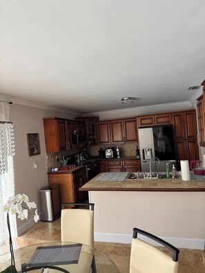 Private kitchen - Lovely 3-bedrooms house with pool in Pinecrest (Pinecrest)