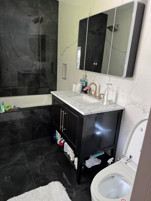 Regadera, secadora de cabello, toallas, jabón 