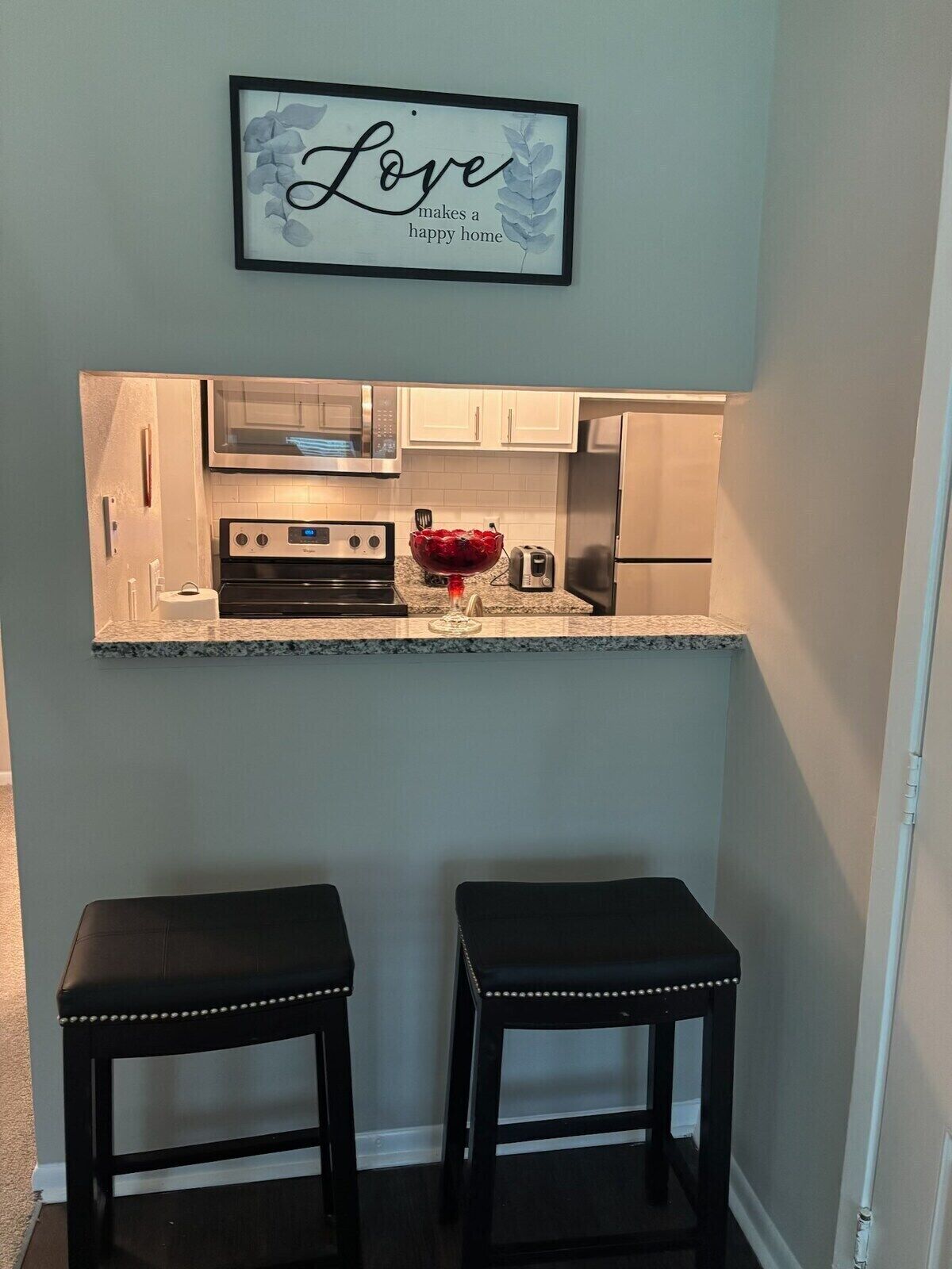 Cafetera y tetera, refrigerador, microondas y horno 
