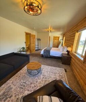 5 bedrooms, iron/ironing board, WiFi, bed sheets - Salty Moose Lodge · Court, Grill, Near Ski Resort (Garden City)