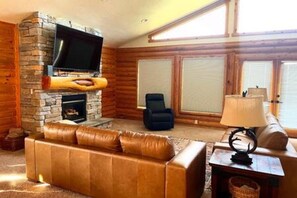 TV - Salty Moose Lodge · Court, Grill, Near Ski Resort (Garden City)