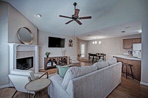Smart TV - Contemporary Retreat near Lakeshore (Brandon)