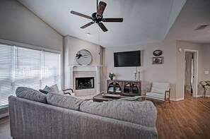 Smart TV - Contemporary Retreat near Lakeshore (Brandon)
