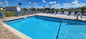 Una piscina al aire libre, una piscina climatizada