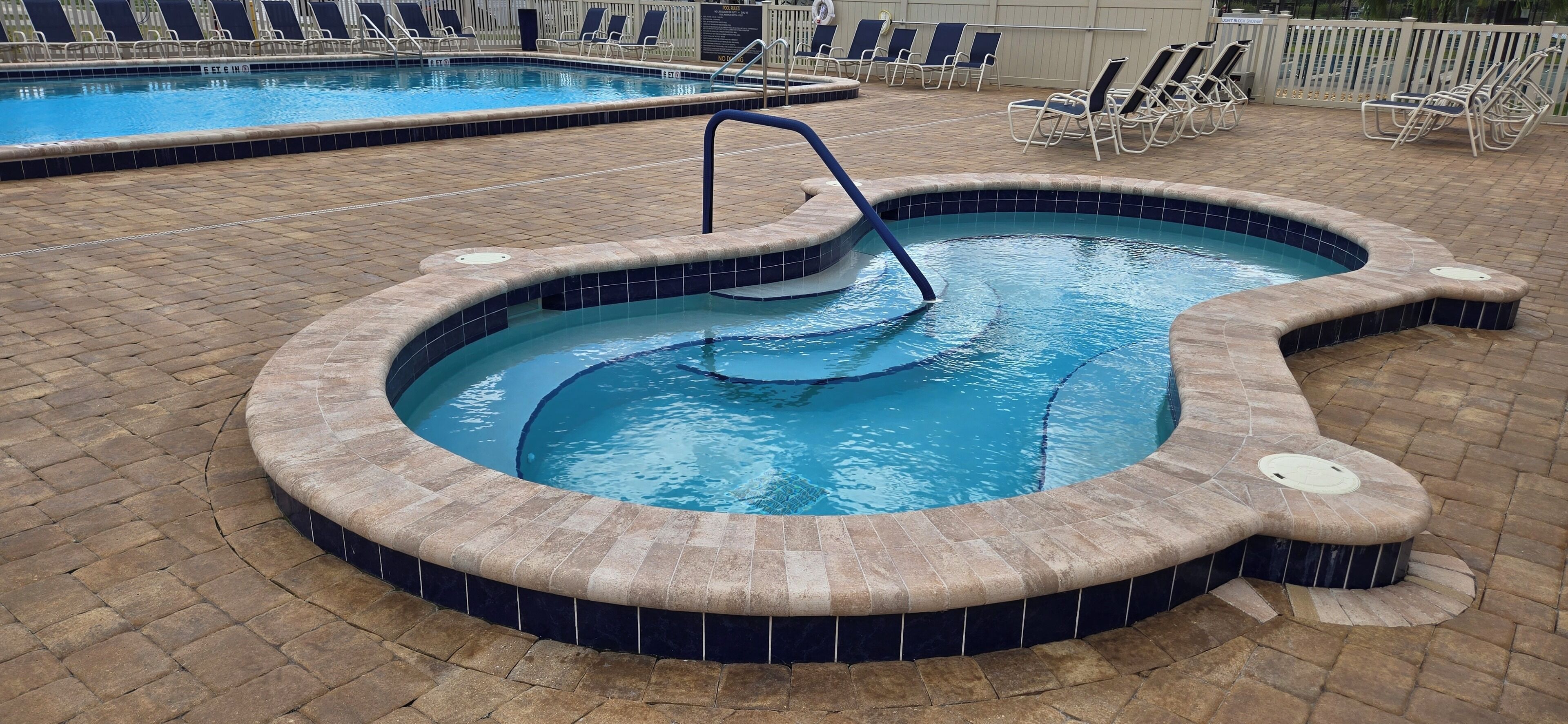 Een buitenzwembad en een verwarmd zwembad